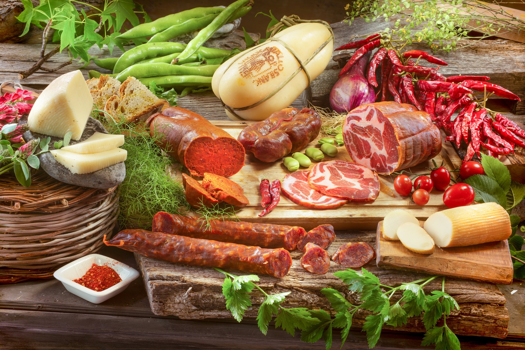 Salumi, caciocavallo e prodotti tipici italiani